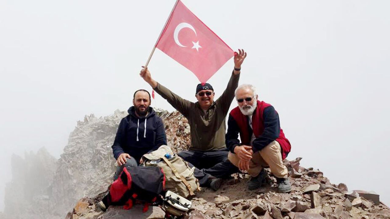 Kıbrıs Barış Harekatı Şehitleri Ve 15 Temmuz Demokrasi Şehitleri Anısına Erciyes Dağı Zirvesine Buruk Tırmanış