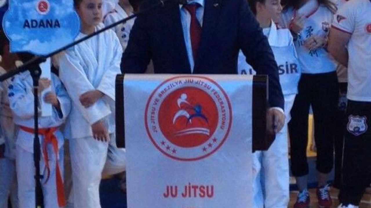 Ellerinde telsiz ve tabanca ile polis gibi bir evde büyük dolandırıcılık yapan 5 şüpheli tutuklandı