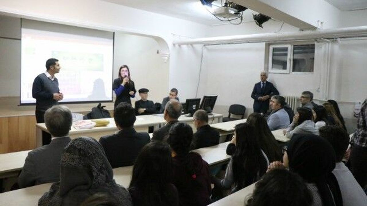 Güney Koreli öğretim görevlisi liseli öğrencilere ‘İngilizce’nin önemini anlattı