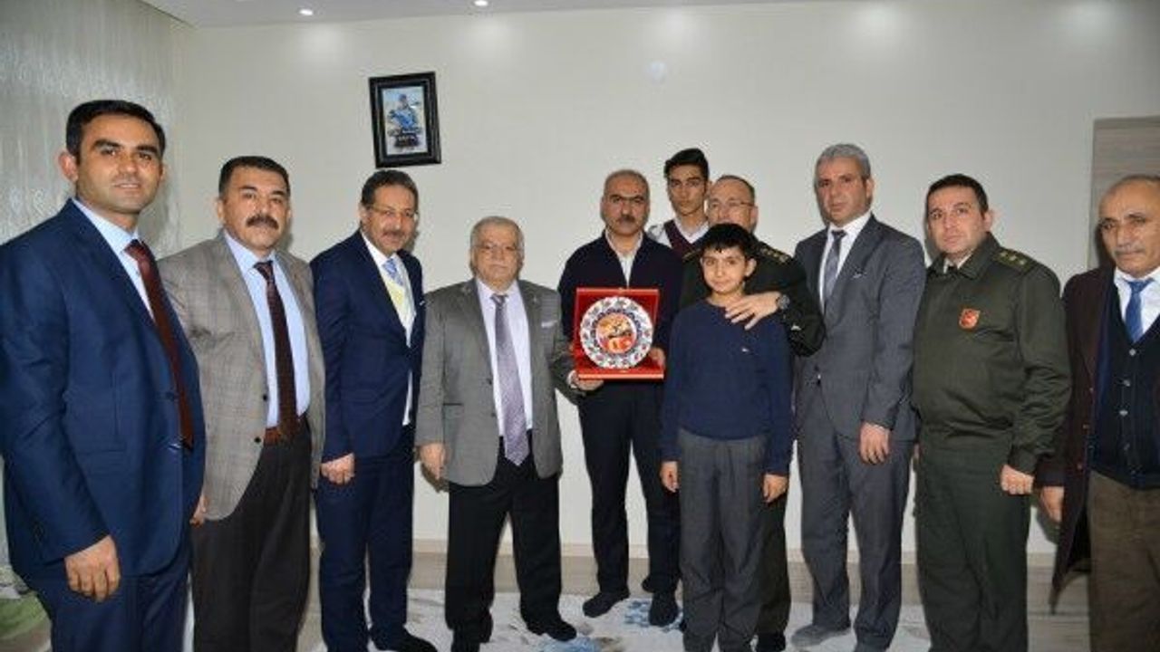 Vali Şentürk, Kayseri'deki hain saldırıda şehit olan askerlerin ailelerini ziyaret etti