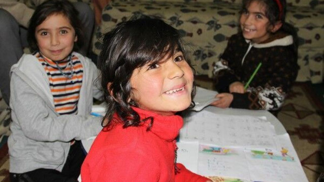 Zihinsel Engelli Çocuklarına Gözleri Gibi Bakıyorlar 