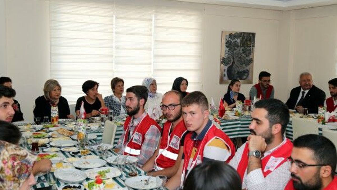 Ayşe Kamçı’dan Türk Kızılayı Kayseri Şubesine Ziyaret