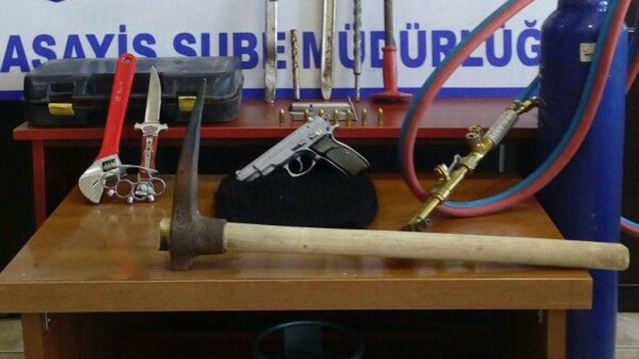 Tam teçhizatlı, maskeli çelik kasa hırsızları yakalandı