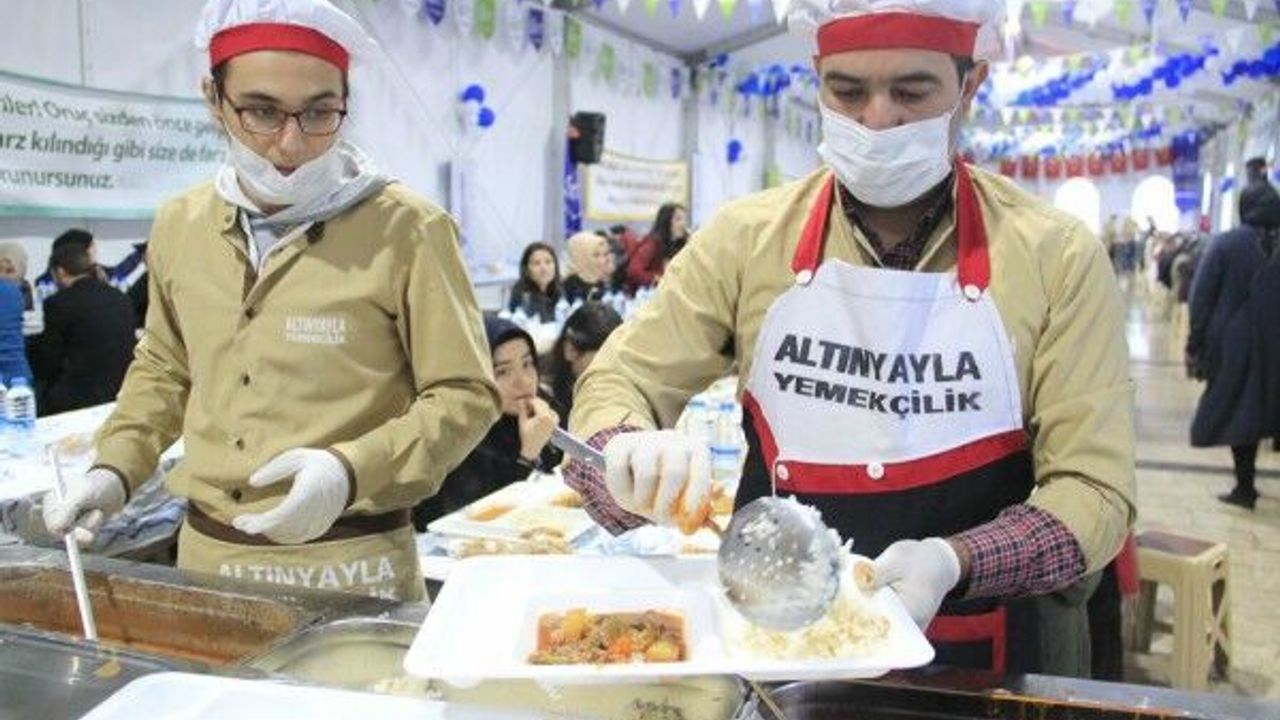 Her gün 2 bin 500 kişilik iftar yemeği hazırlıyorlar 