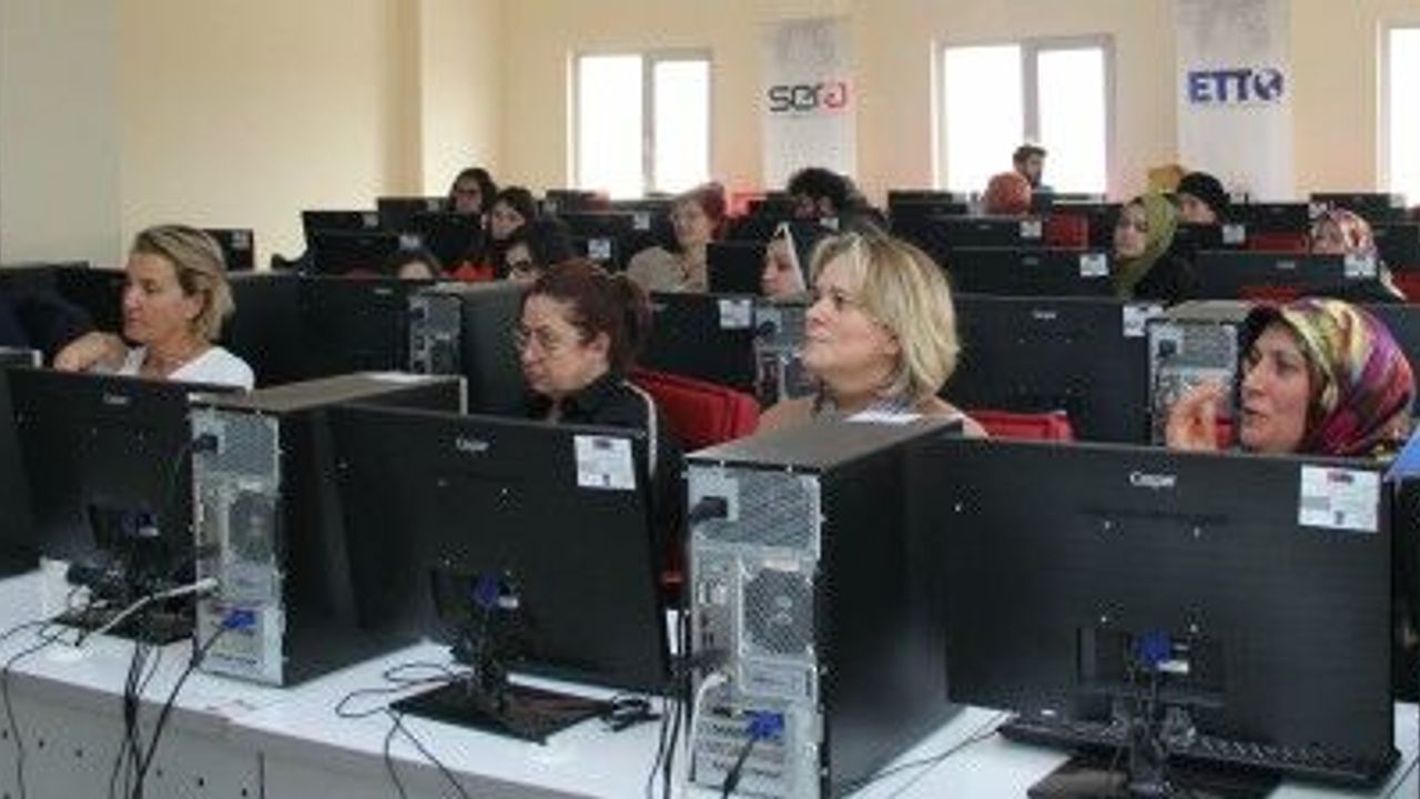 Erciyes Teknopark’ta Kadınlar İçin Teknoloji Okuryazarlığı Eğitimi Düzenlendi 