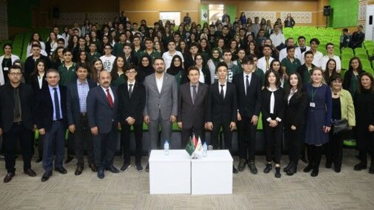 Rektör Sabuncuoğlu öğrencilere, dünyadaki değişimi ve eğitime etkisini anlattı 