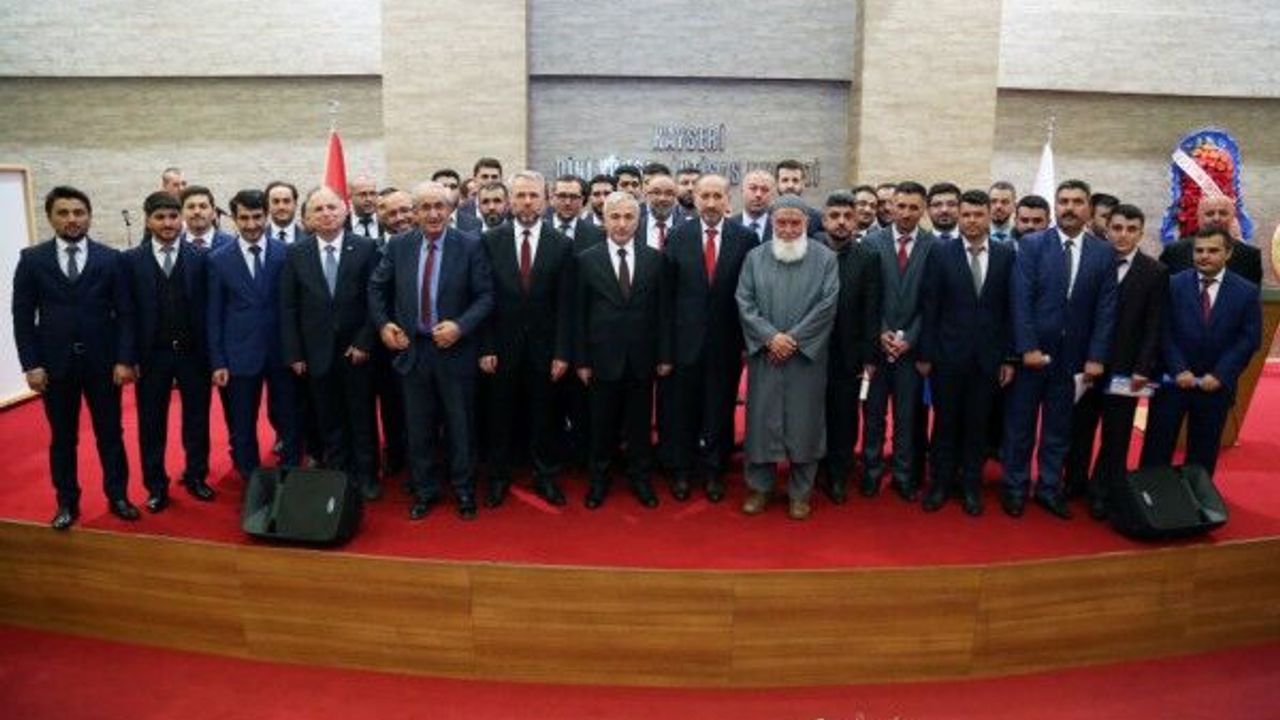 Vali Kamçı Dini Yüksek İhtisas Merkezindeki mezuniyet törenine katıldı