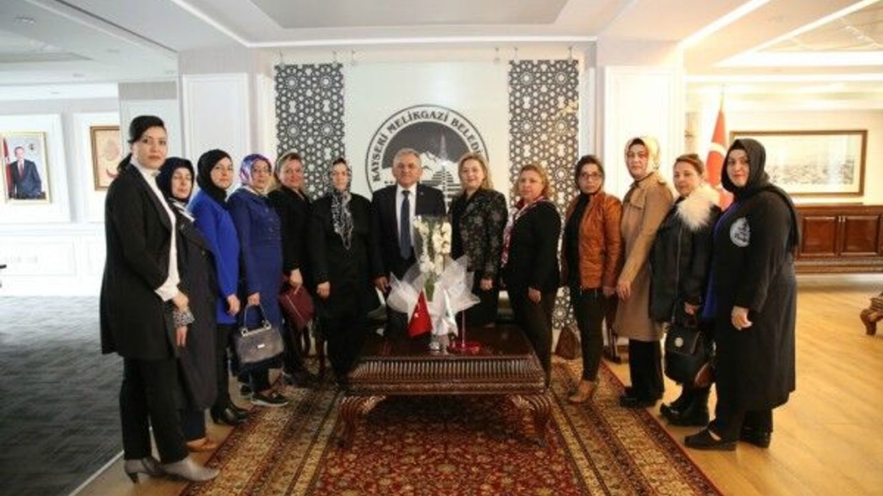 AK Parti Melikgazi Kadın Kolları eski başkanından Melikgazi Belediyesi'ne ziyaret 