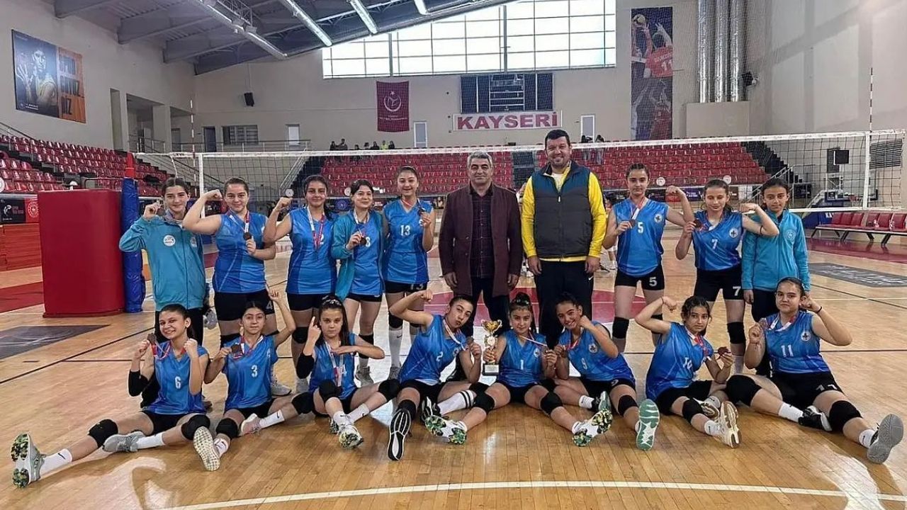 Tomarza Belediyespor kızları Kayseri’de tarih yazdı!