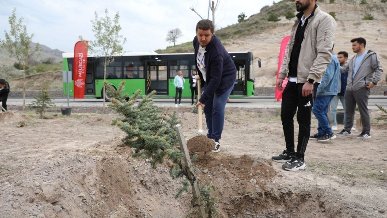 Kayseri'de bu kez üniversite öğrencileri harekete geçti! Sakarya Mahallesi'nde kapsamlı çalışma