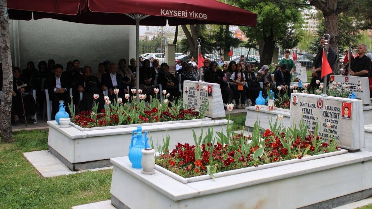 Anneler Günü'nde oğlunun kabrini ziyaret etti: Doğum gününde şehit düştü!