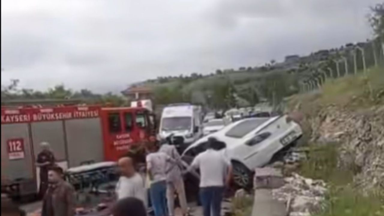 Hacılar organize yolunda ortalık savaş alanına döndü: Kazada 1 kişi hayatını kaybetti!