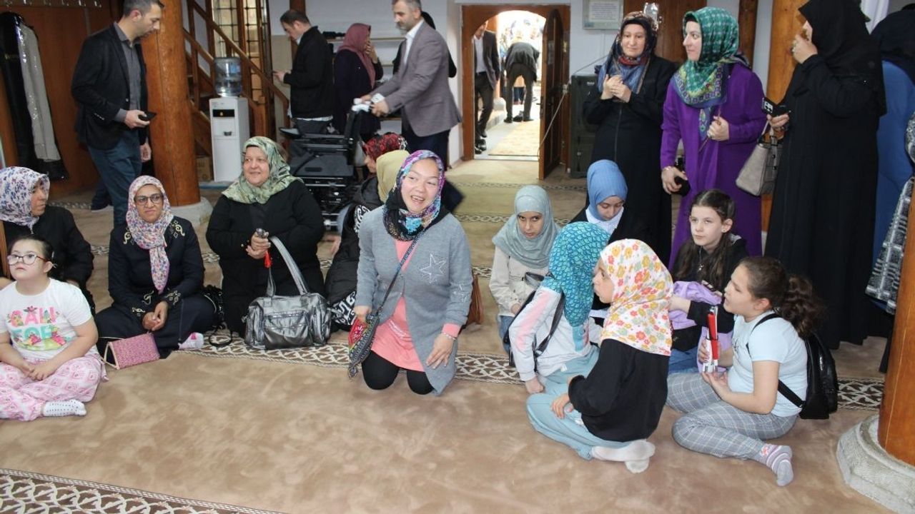 Kayseri'de engelli vatandaşlar orada buluştu! 27 yaşındaki İlayda'ya hediye