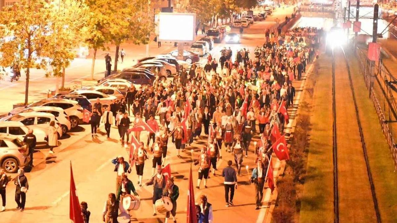 Kayseri'de unutulmaz akşam! Yüzlerce kişi Cumhuriyet Meydanı'na yürüdü