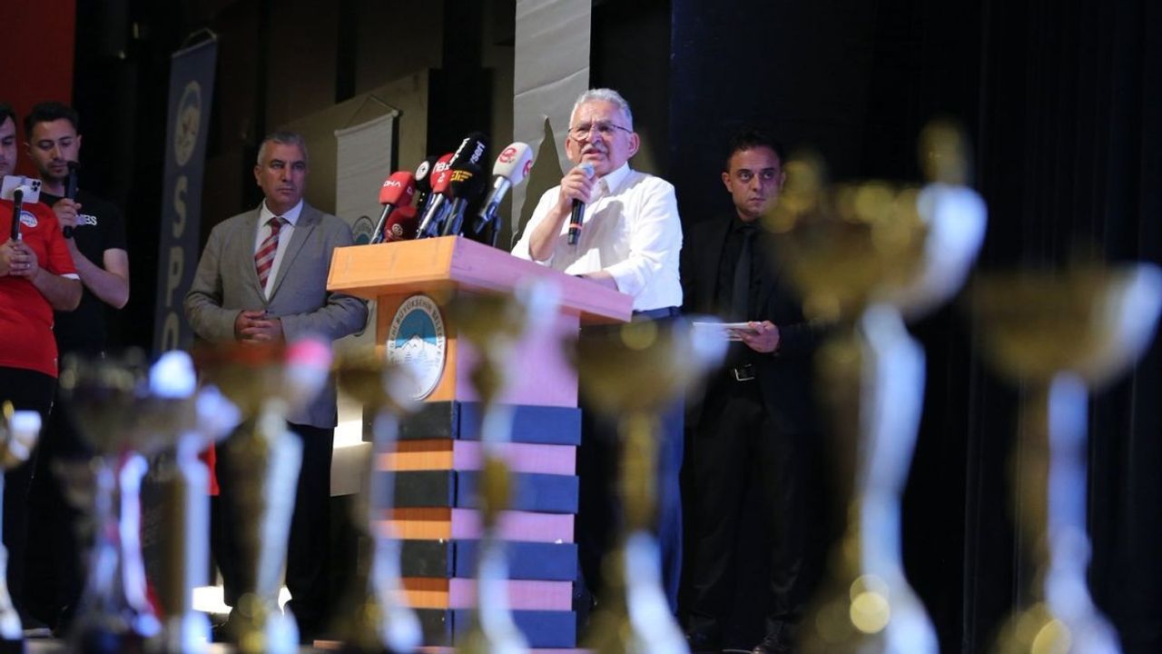 Kayserili gençler ödüllerini Başkan Büyükkılıç'tan aldı!