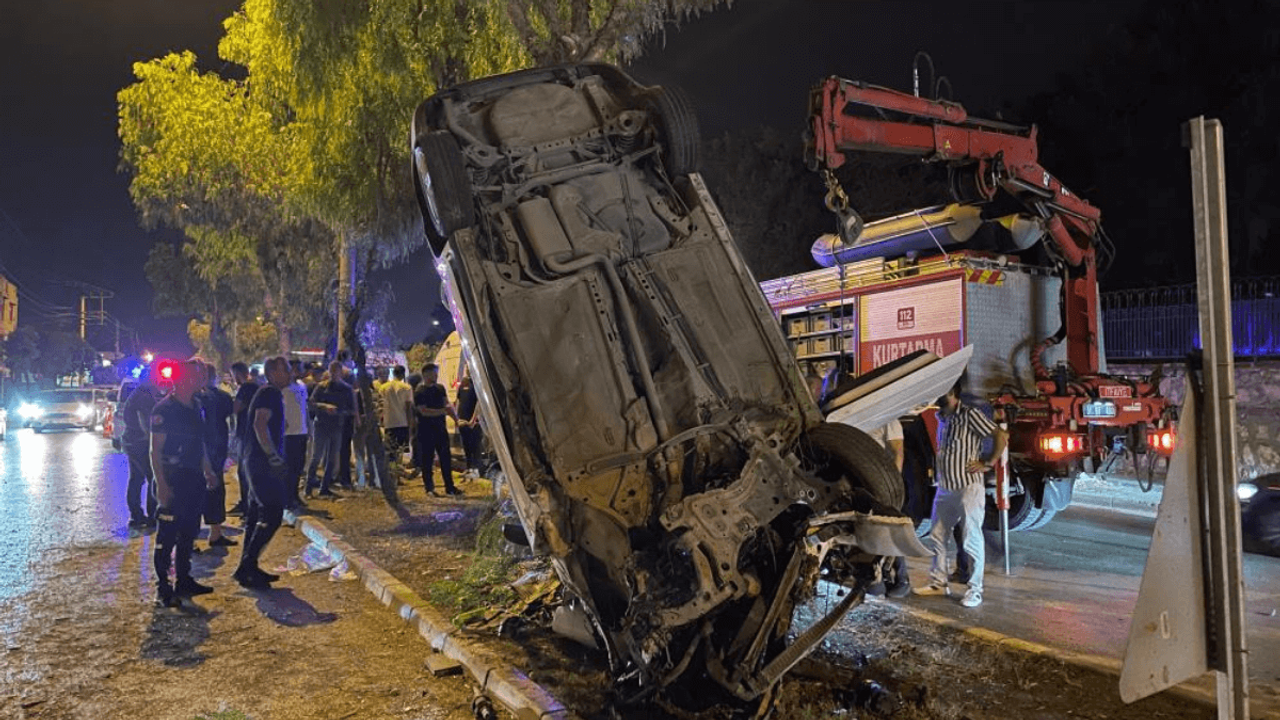 Evlerin arasına dalan otomobil asılı kaldı! Çok sayıda yaralı