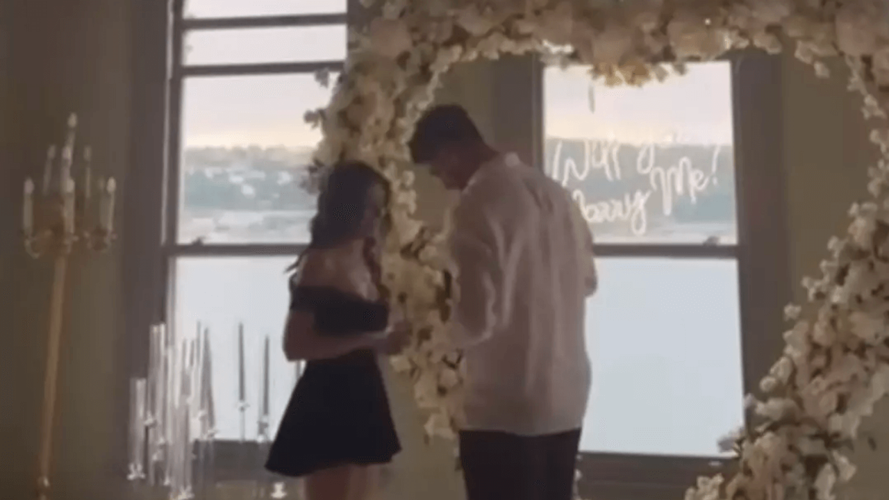 Ünlü oyuncuya yıldız futbolcudan rüya gibi evlilik teklifi!