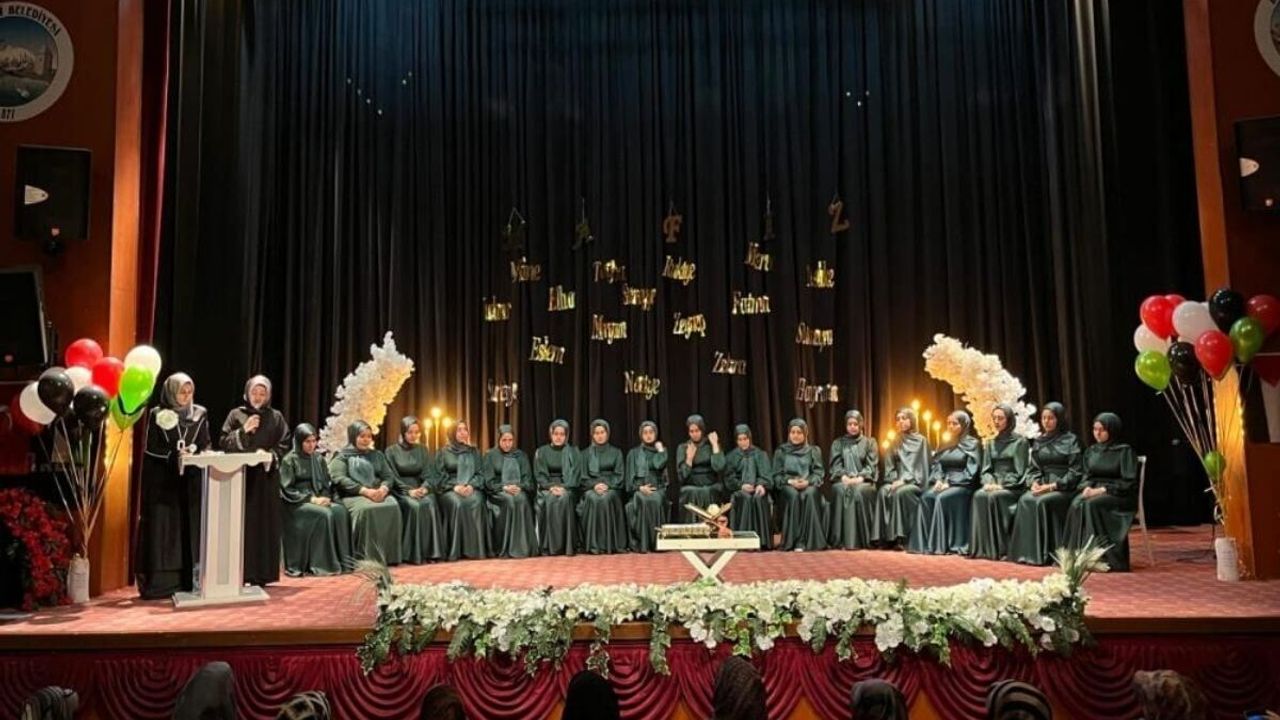 Develi’de mezuniyet coşkusu! 17 kadın hafız taç giydi