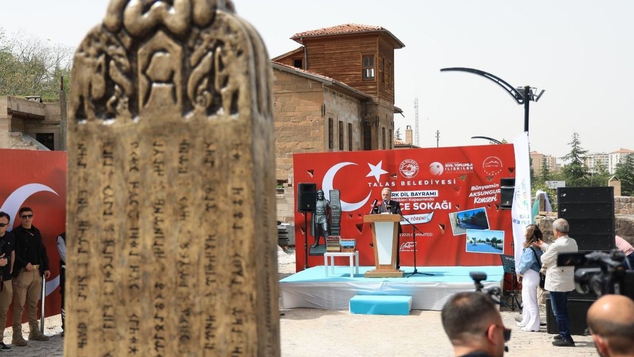 Talas'ta ilginç görüntüler herkesi duygulandırdı: Türk bayrağını yere düşmeden yakaladılar!
