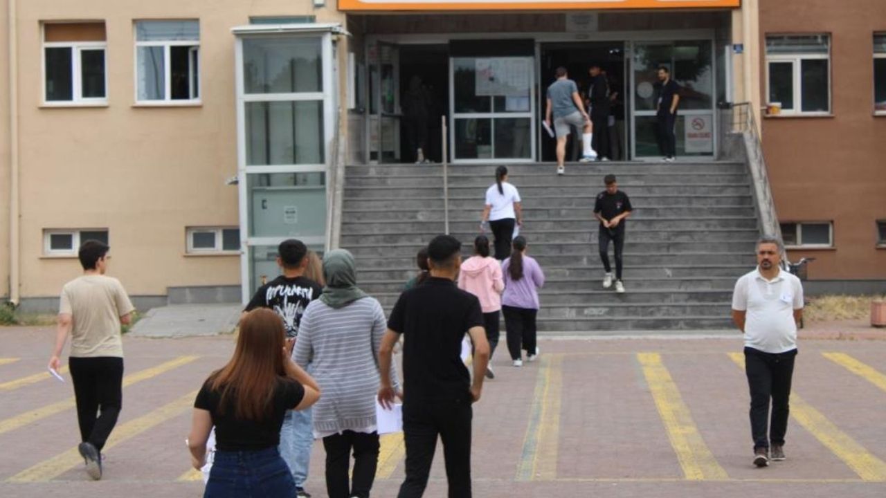 Kayseri’de AYT sınavı heyecanı yaşandı