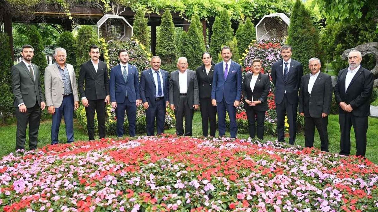 Kayserili gurbetçilerden Başkan Büyükkılıç'a ziyaret! Hayretler içerisinde kaldılar