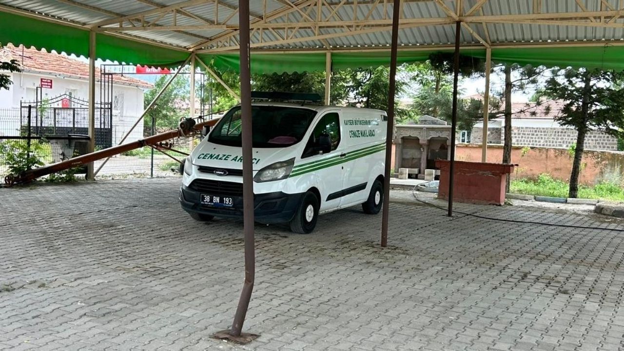Tomarza’da kene kabusu sürüyor: Cenaze namazı sağlık ekiplerinin gözetiminde kılındı!