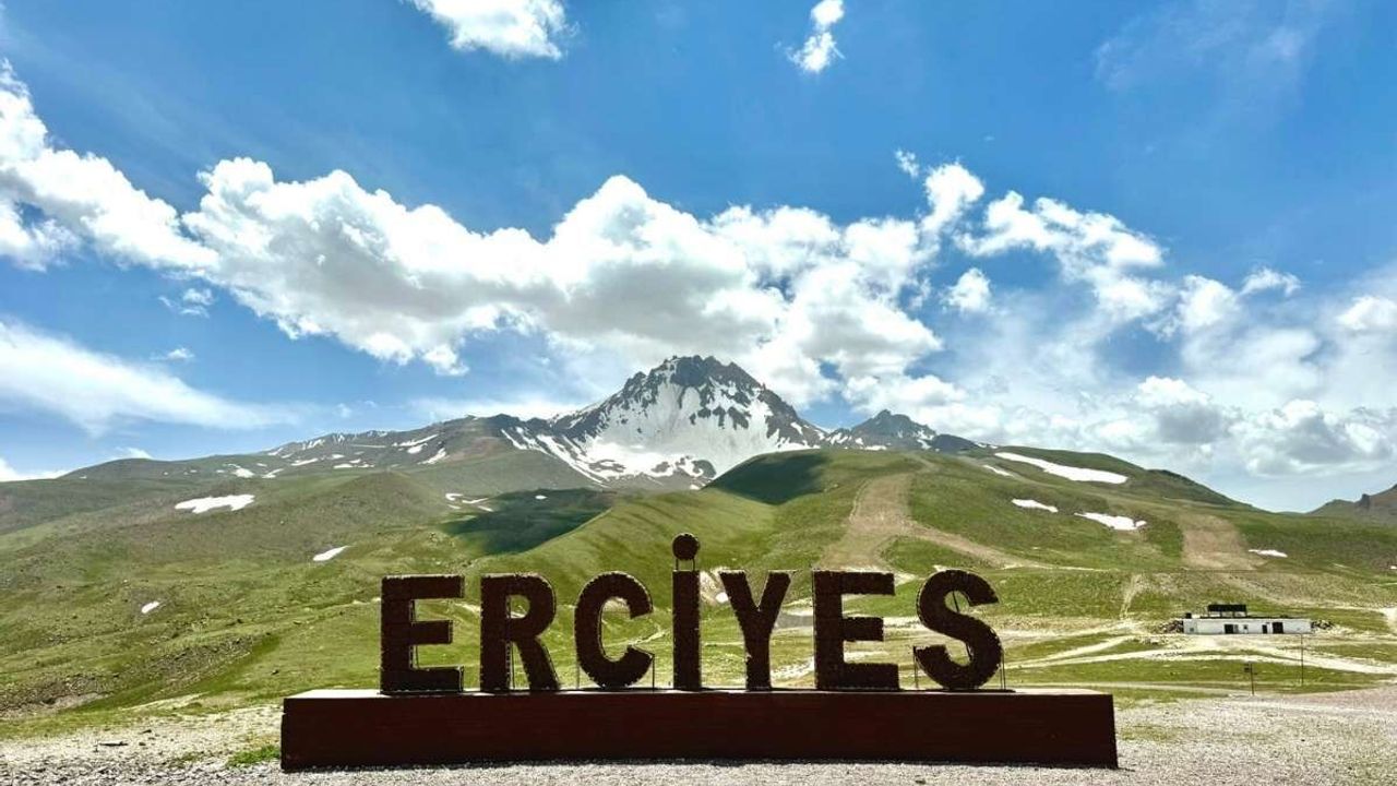 Kayseri'de bir çalışma daha! Erciyes'in rengi değişiyor
