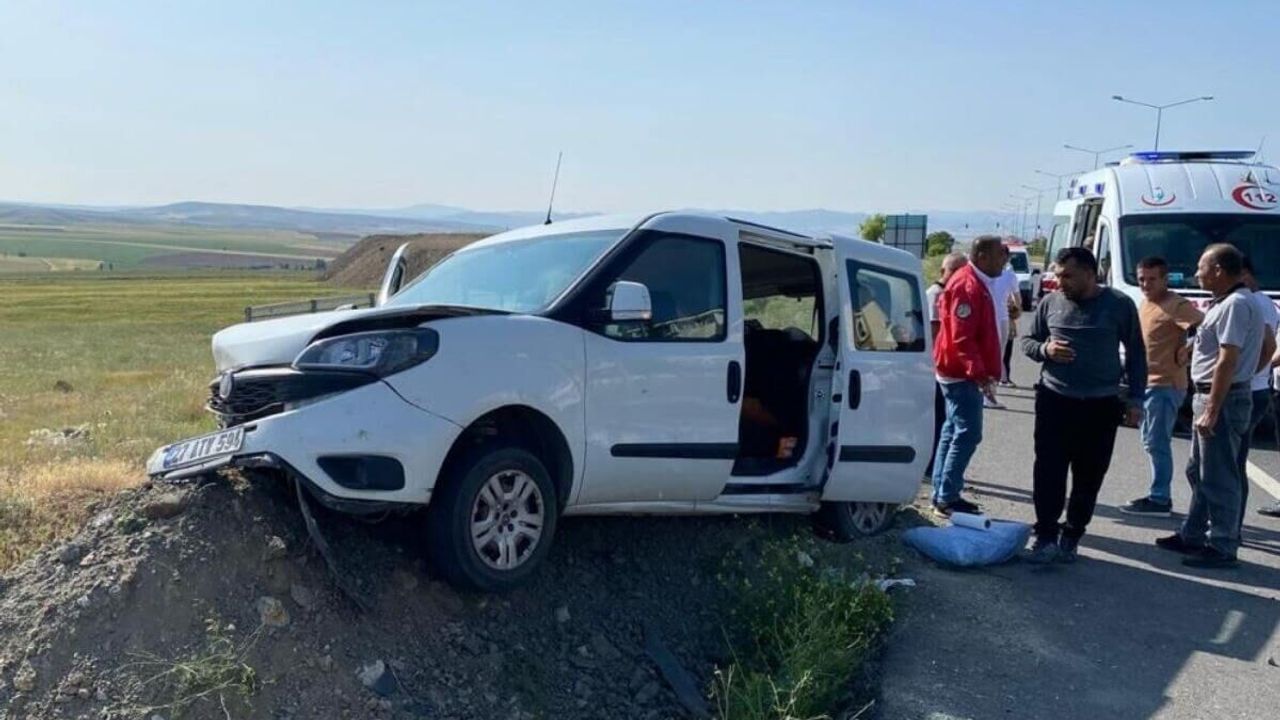 Kayseri yolunda şarampole devrilen araç toprak yığınına saplandı! 4'ü çocuk 7 yaralı