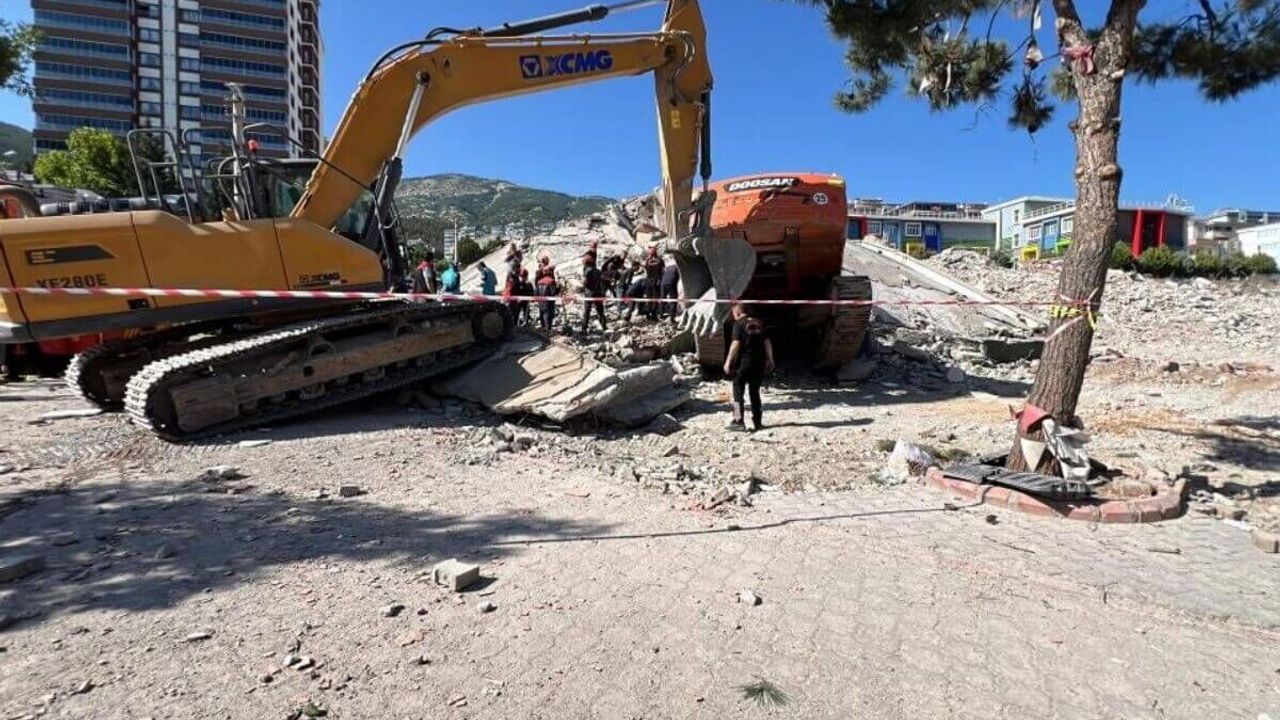 Yıkım çalışmasında facia: İş makinesi ve operatör enkaz altında kaldı