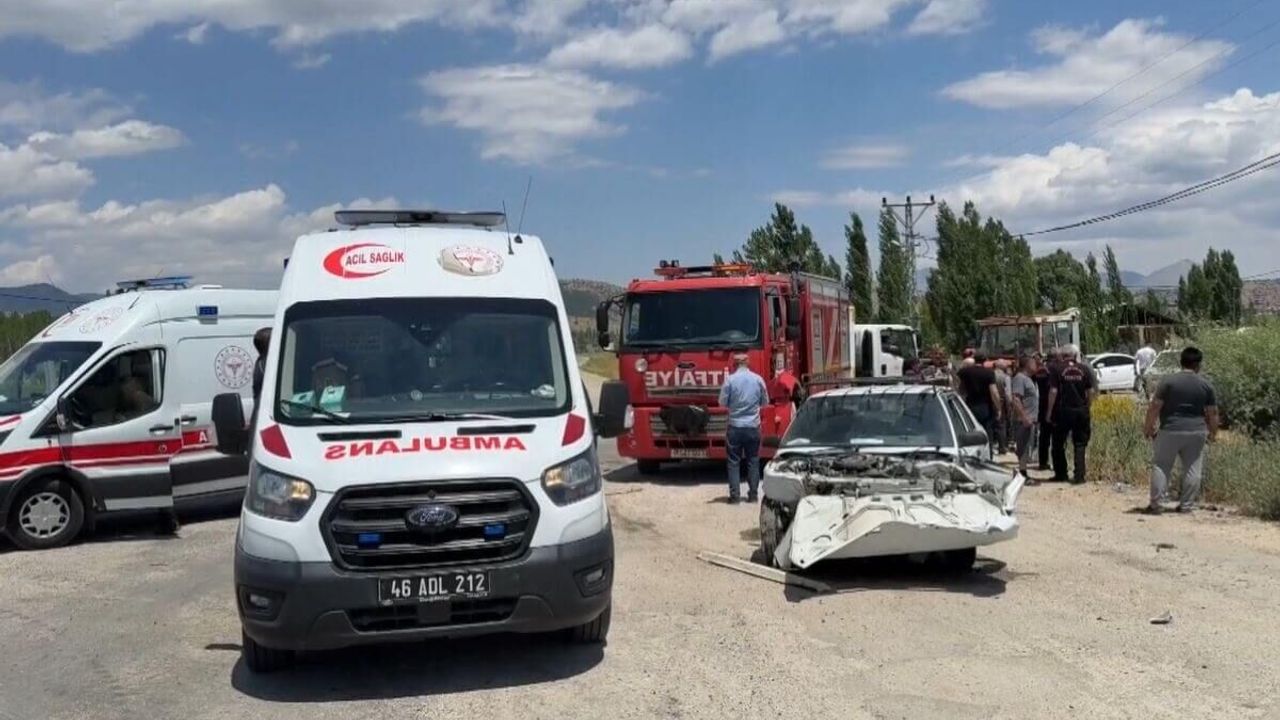 Otomobil ile hafif ticari araç birbirine girdi: Çok sayıda yaralı