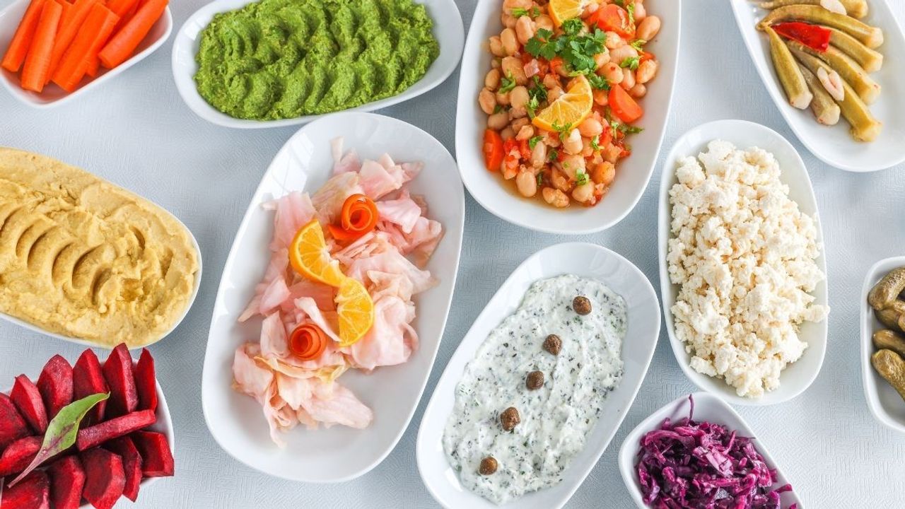 Sofraları Renklendiren Meze Çeşitleri: Kaşık Kaşık Mutluluk!