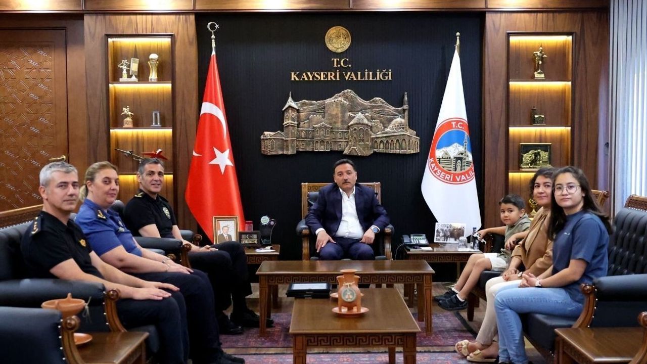 Kayseri Valisi, şehit ailesini makamında ağırladı!