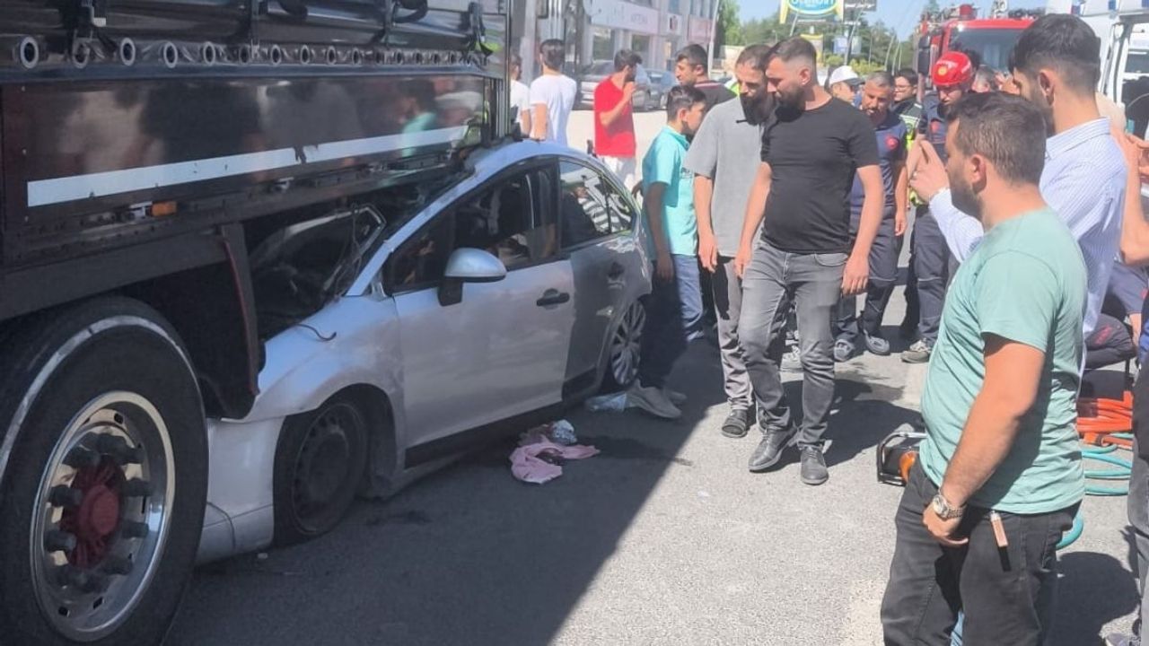 Kayseri'de feci kaza! Araç tırın altına girdi
