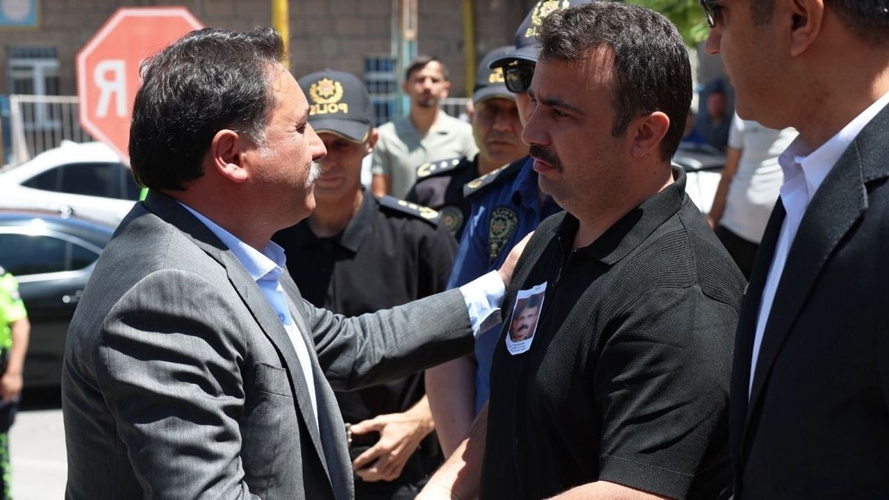 Kayseri Valisi Çiçek son görevini yerine getirdi: Gazi polis, son yolculuğuna uğurlandı!