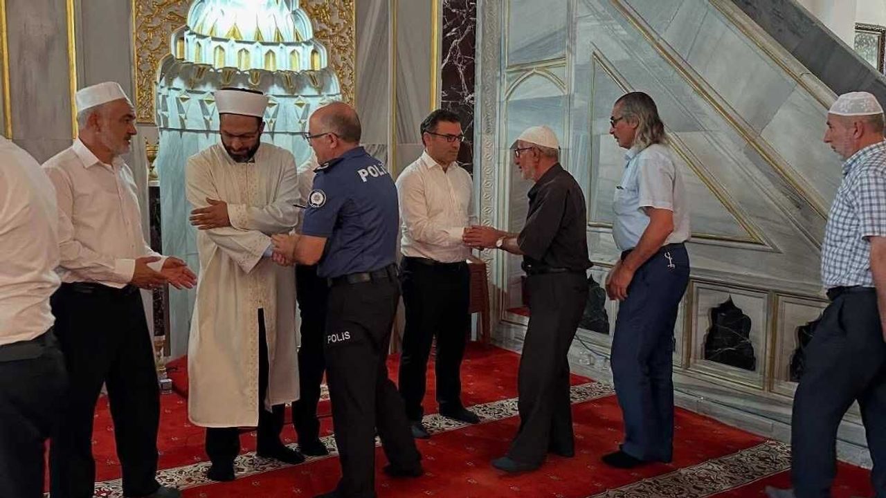 Kayserili başkan ve ilçe kaymakamı 15 Temmuz için saf tuttu!