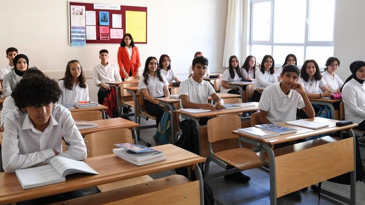 Okul 2 sene kısalıyor mu? Anne babaları ilgilendiren açıklama geldi