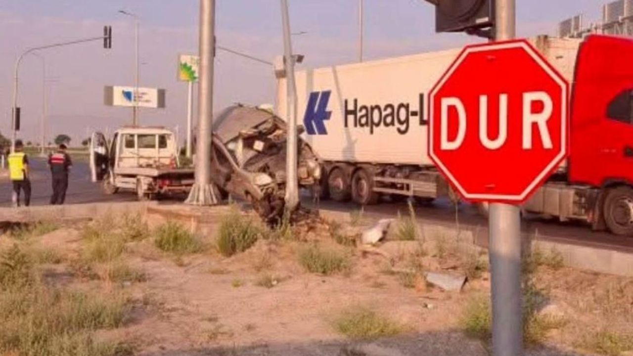 Kayseri'de korkunç kaza anları! Araç direğe saplandı