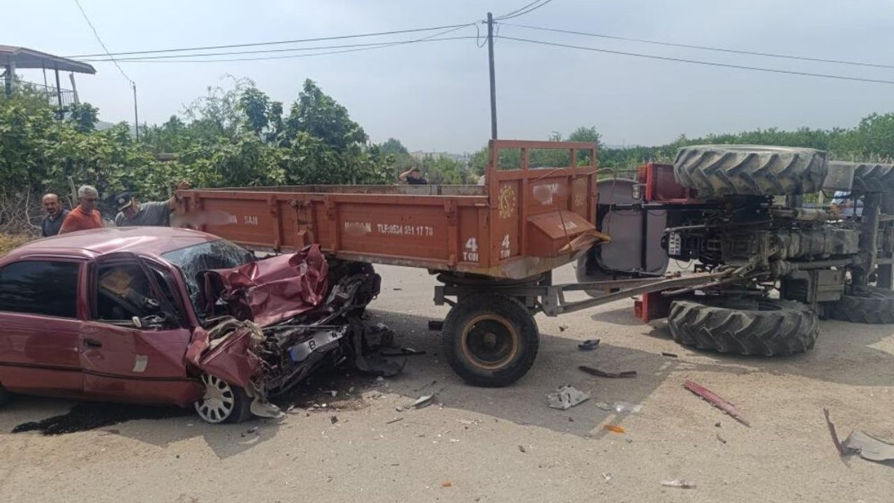 Korkunç kaza! Üzerine traktör devrilen araç hurdaya döndü!