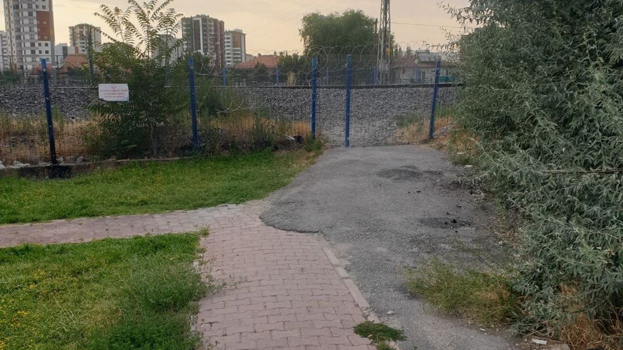 Tren yoluna açık, güvenli yola kapalı: Kayseri'de anlam verilemeyen engel!