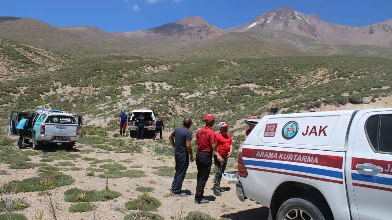 Erciyes Dağı'nda tehlikeli anlar! Üzerine kaya düşen iki dağcı mahsur kaldı