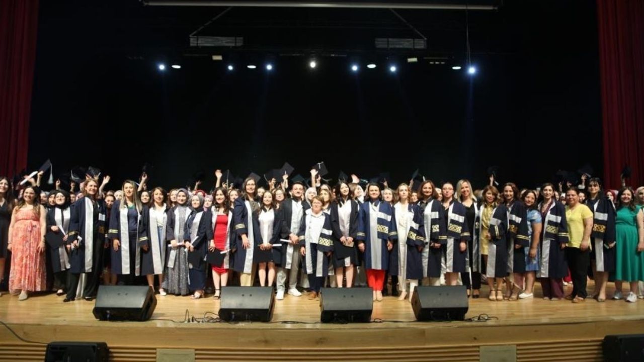 ERÜ Sağlık Bilimleri Fakültesi’nde 295 öğrenci mezuniyet sevinci yaşadı