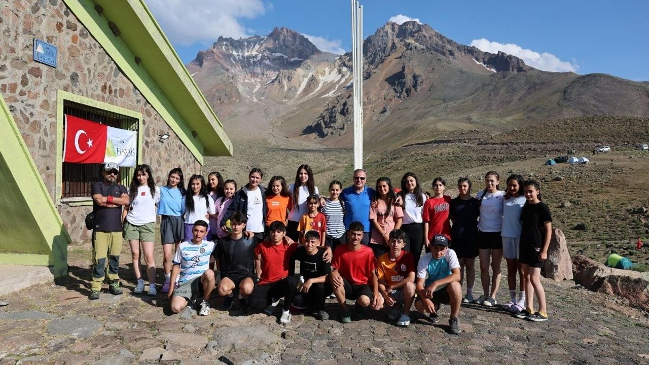 3 bin 917 metrede gurur yürüyüşü: Erciyes'in zirvesinde Türk bayrağını dalgalandırdılar!