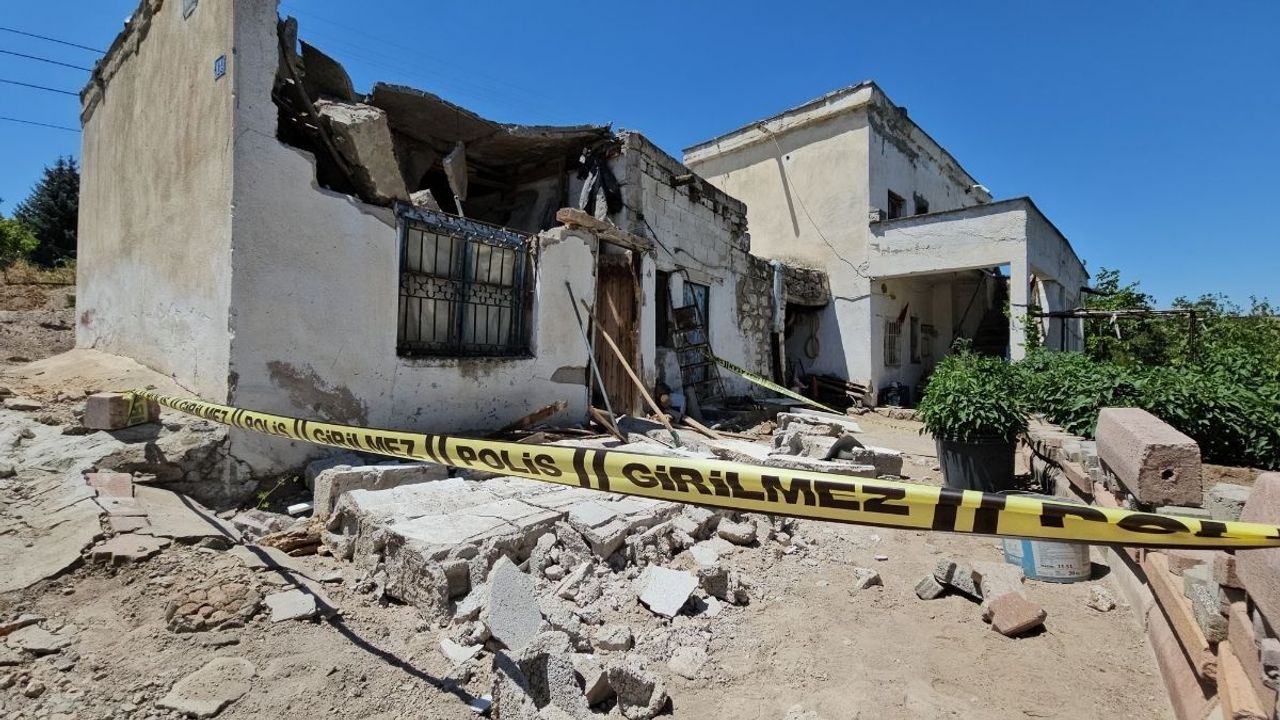 Kayseri'de ev bir anda çöktü: Yaşlı adam enkaz altında kaldı!