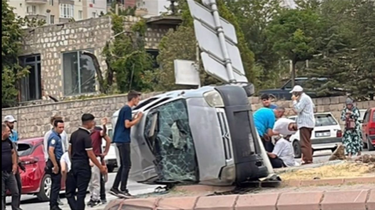 Hacılar HES Kavşağı'nda feci kaza: Araç yan yattı!