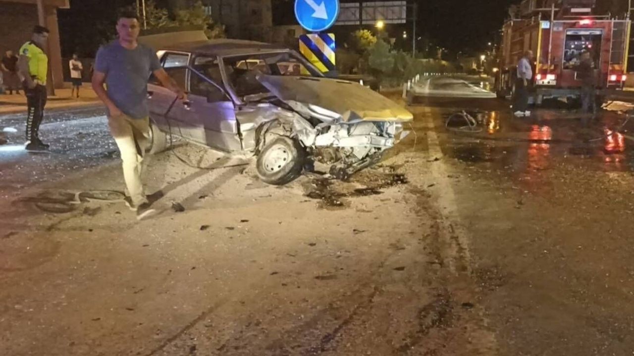İki otomobilin karıştığı kazada ortalık savaş alanına döndü: 1'i ağır iki yaralı
