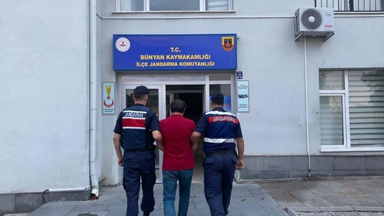 Kayseri'de FETÖ firarisi saklandığı adreste yakalandı!