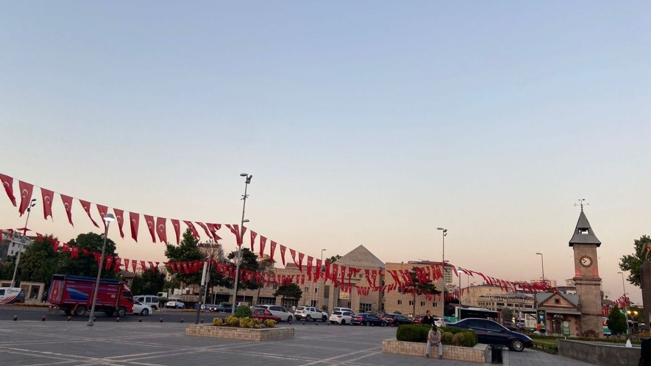 Kayseri’de vefat eden eski başkan için lokma dağıtıldı!