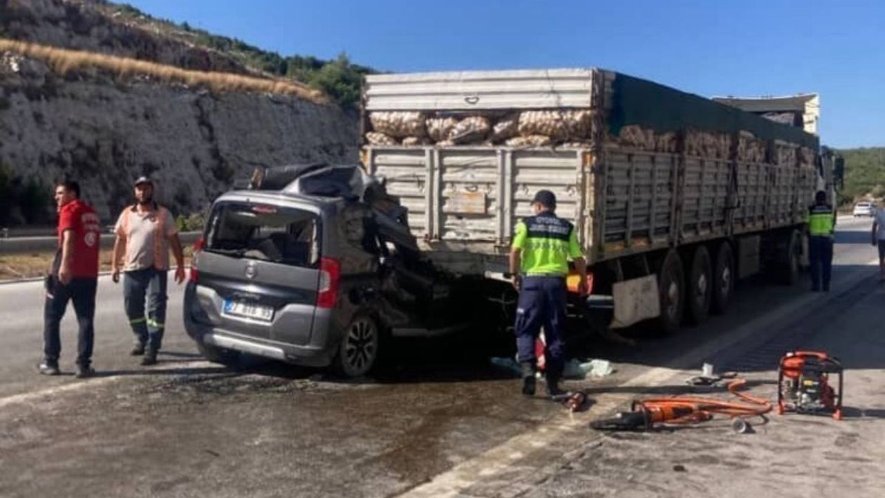 Katliam gibi kaza! Tırın altına giren araçta 5 kişi can verdi!