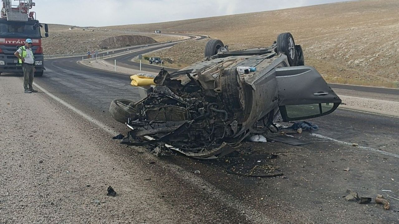 Kayseri yolunda korkutan kaza hurdaya dönen araçta 5 kişi yaralandı!