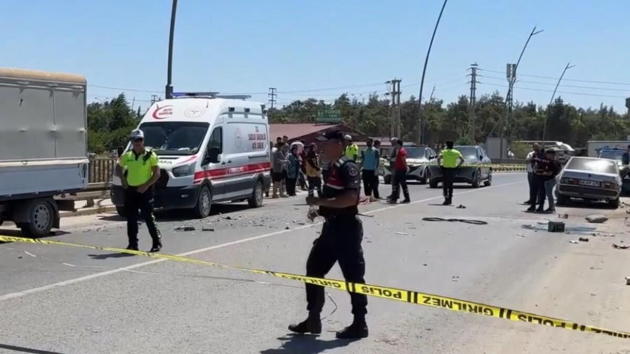 Otomobil ile kamyonetin çarpıştı! Feci kazada ölü ve yaralılar var